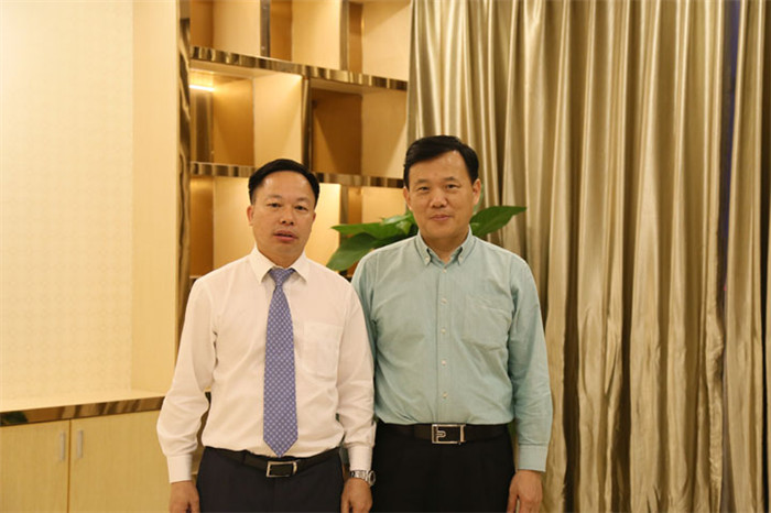 恒大材料公司董事长余伟桥与妖精视频一区二区公司董事长叶荣恒在“一对一”交流会上合影.jpg