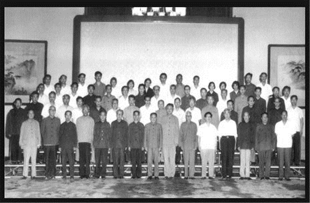 1977年8月，邓小平与参加科学和教育工作座谈会的科教工作者代表合影（三排座二为温元凯）