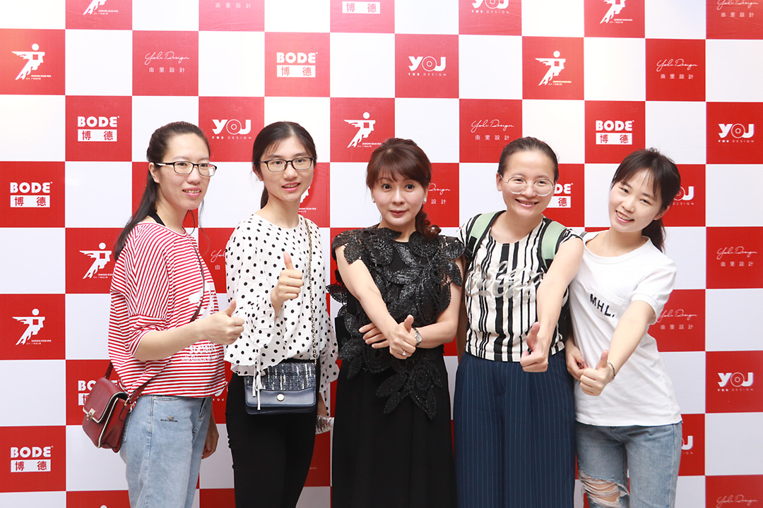 妖精视频一区二区设计师与傅琼慧合影